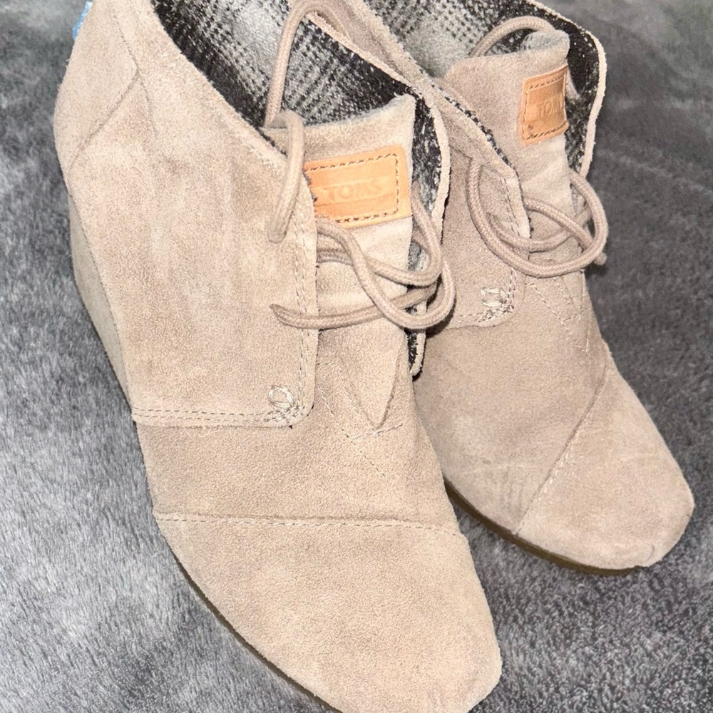 Toms Women's Tan Suede Ankle Booties